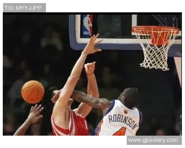 杨瀚森神勇防守一击扇飞弗里曼托篮下进攻皮球瞬间