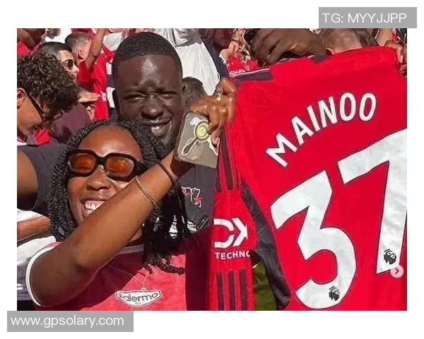 梅努姐姐晒笑容照片引发热议阿莫林下课后球队新篇章开启